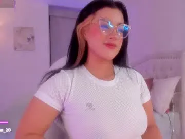 newwell – webcam model profile photo Image 4