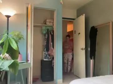 horny_tenager – webcam model profile photo Image 3