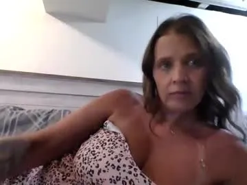 hoaarisa – webcam model profile photo Image 2