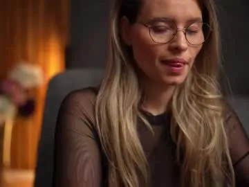 Lovebirdss – webcam model profile photo Image 18