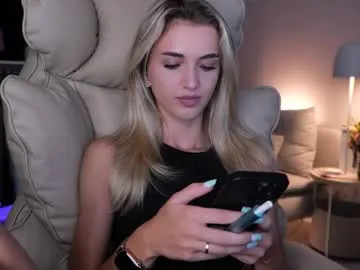 STRIP_GLOW – webcam model profile photo Image 13