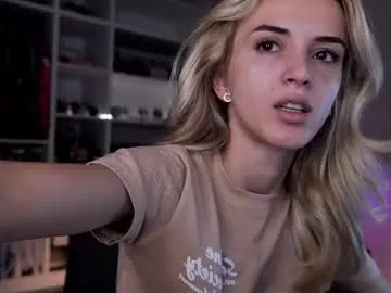 STRIP_GLOW – webcam model profile photo Image 3