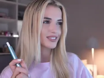 STRIP_GLOW – webcam model profile photo Image 4