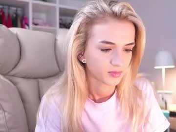 STRIP_GLOW – webcam model profile photo Image 5