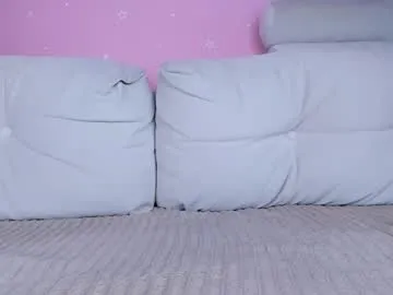 AYW-21 – webcam model profile photo Image 14