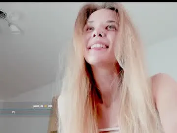 EmiliaCatalina – webcam model profile photo Image 2