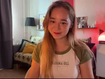 _Alicee_1 – webcam model profile photo Image 8