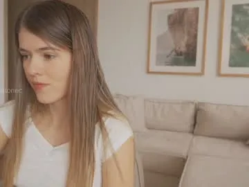 _Alicee_1 – webcam model profile photo Image 16