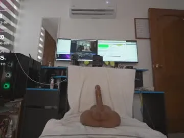 EmiliaCatalina – webcam model profile photo Image 12