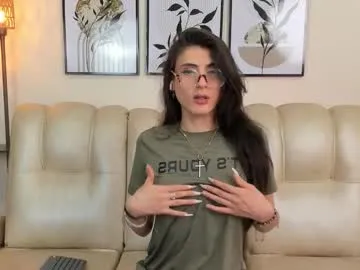 EmiliaCatalina – webcam model profile photo Image 4