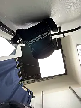 LaureMestler – webcam model profile photo Image 12