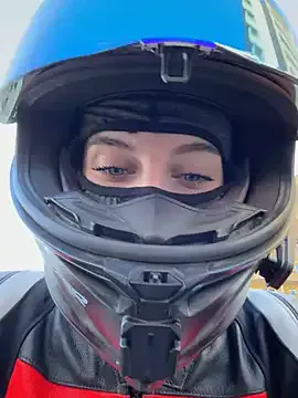 LaureMestler – webcam model profile photo Image 3