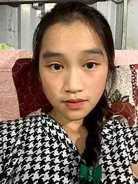 -Lie-06 – webcam model profile photo