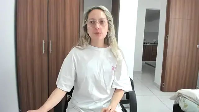 Linalicious – webcam model profile photo Image 12