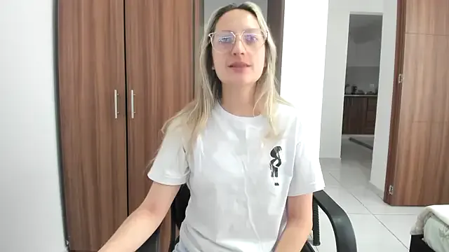 Linalicious – webcam model profile photo Image 17