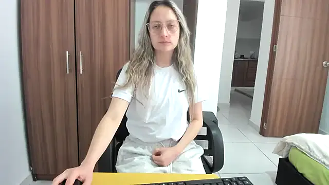 Linalicious – webcam model profile photo Image 2