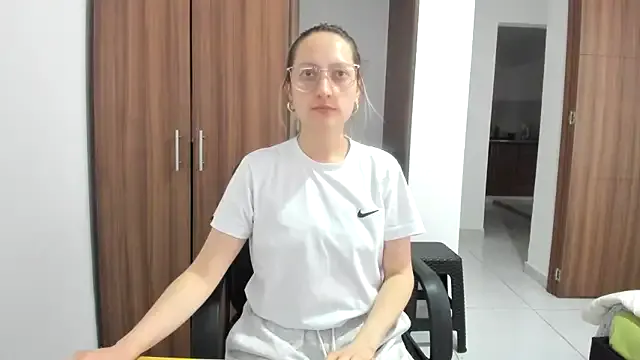 Linalicious – webcam model profile photo Image 4