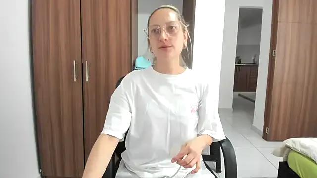 Linalicious – webcam model profile photo Image 6