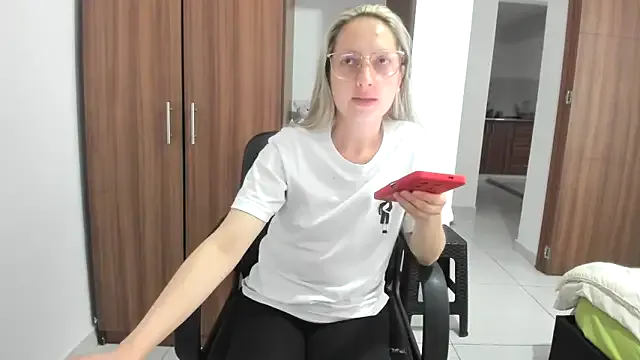 Linalicious – webcam model profile photo Image 8