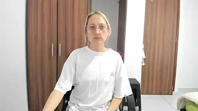 Linalicious – webcam model profile photo Image 9