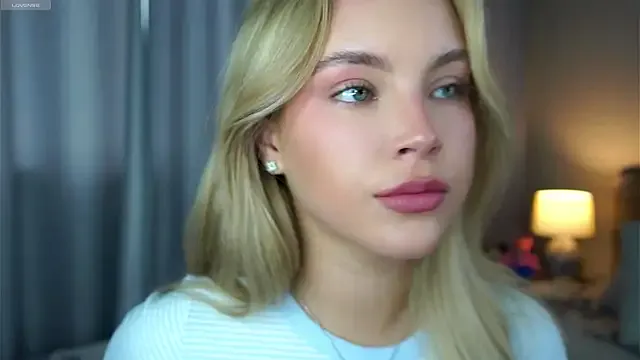 Noeliagglow – webcam model profile photo Image 8