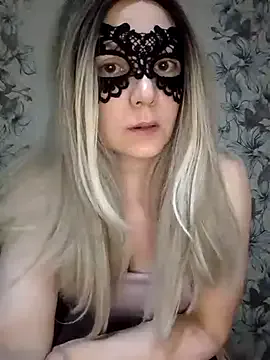 4U143 – webcam model profile photo Image 4