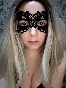 4U143 – webcam model profile photo Image 8