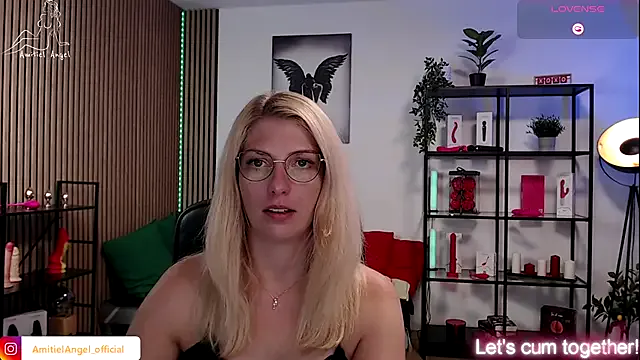 Evelinia – webcam model profile photo Image 3