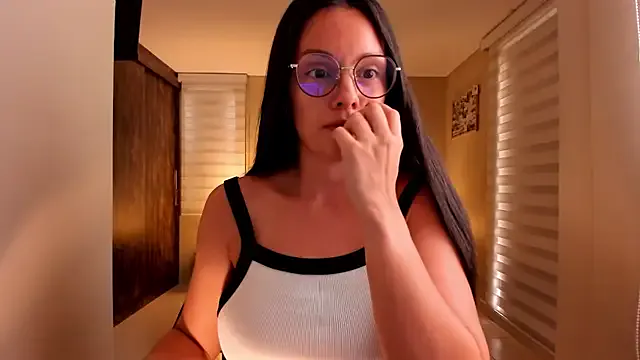 shine_chanel – webcam model profile photo Image 12