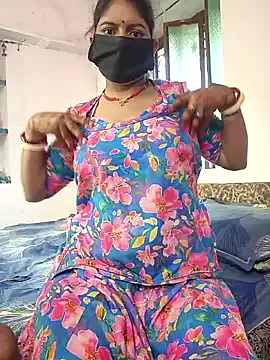 EmiliaCatalina – webcam model profile photo Image 3