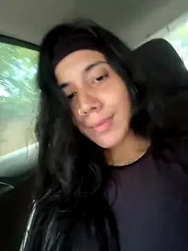 Kiki-vivi – webcam model profile photo Image 2