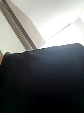 emma_tour – webcam model profile photo Image 13