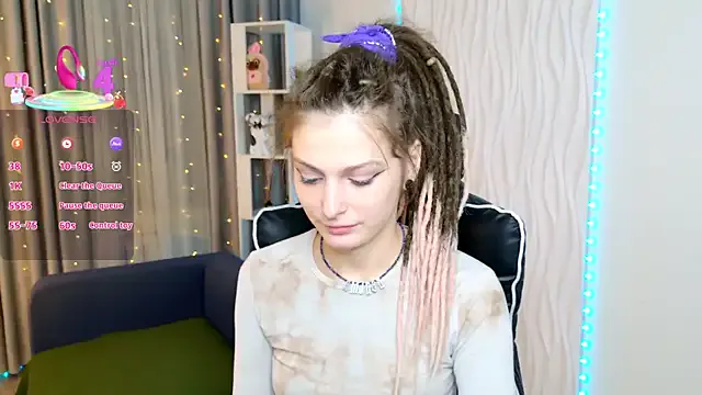 4U143 – webcam model profile photo Image 11