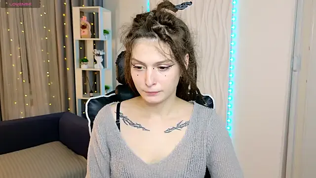 4U143 – webcam model profile photo Image 14