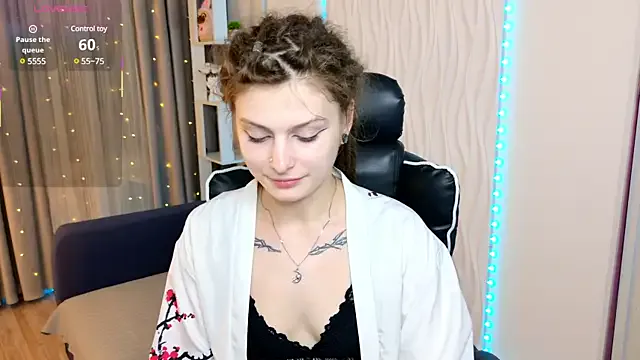 4U143 – webcam model profile photo Image 5