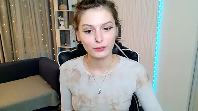 4U143 – webcam model profile photo Image 7