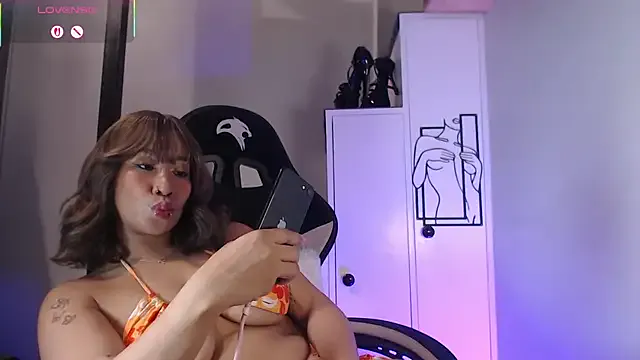 EmaSalis – webcam model profile photo Image 17