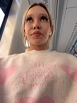 SarahSexyBiker – webcam model profile photo Image 16