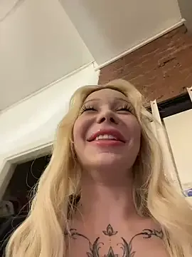 SarahSexyBiker – webcam model profile photo Image 3