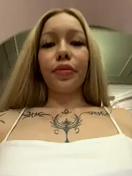 SarahSexyBiker – webcam model profile photo Image 5