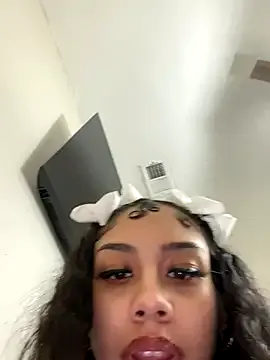 EmiliaCatalina – webcam model profile photo Image 3