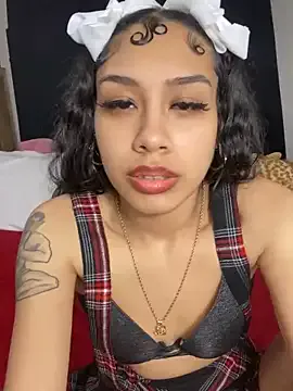 EmiliaCatalina – webcam model profile photo Image 5