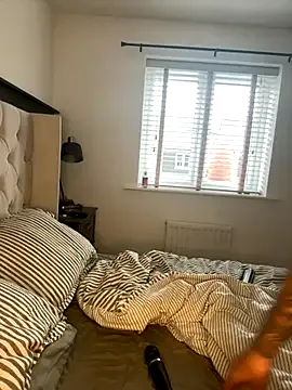 4U143 – webcam model profile photo Image 7