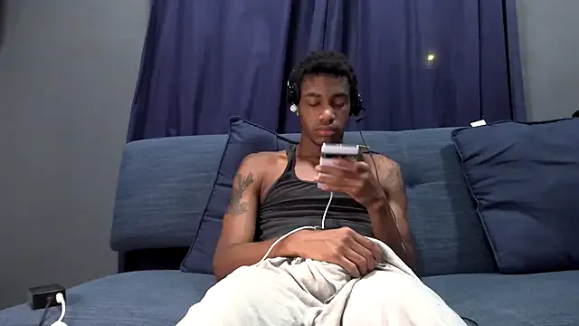 Charly_ – webcam model profile photo Image 14