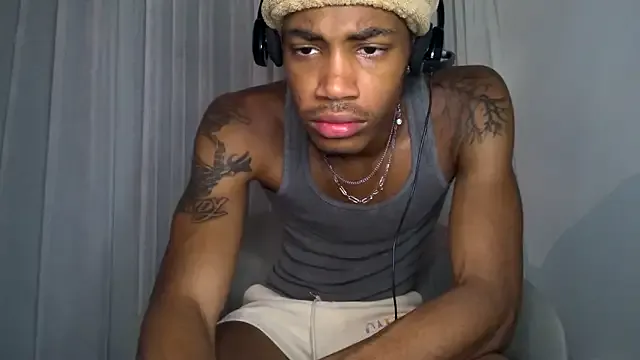 Charly_ – webcam model profile photo Image 17