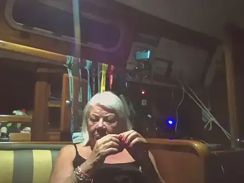 ainaht – webcam model profile photo Image 4