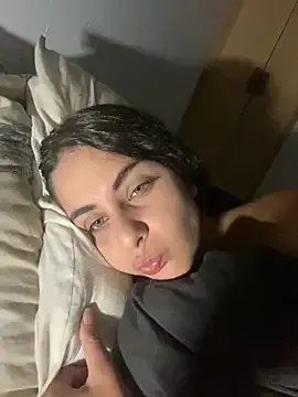 EmiliaCatalina – webcam model profile photo Image 2