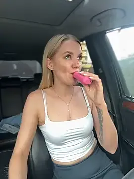 MondoNeko – webcam model profile photo Image 6