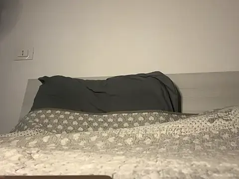 AYW-21 – webcam model profile photo Image 12