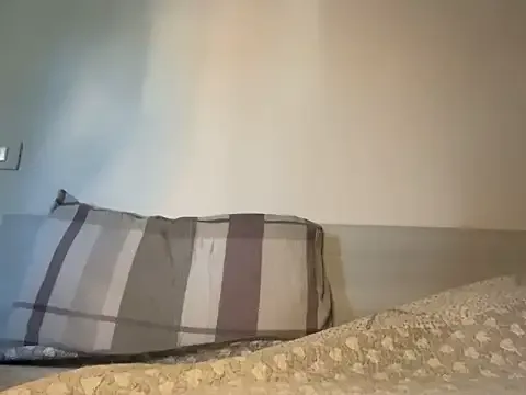 AYW-21 – webcam model profile photo Image 17